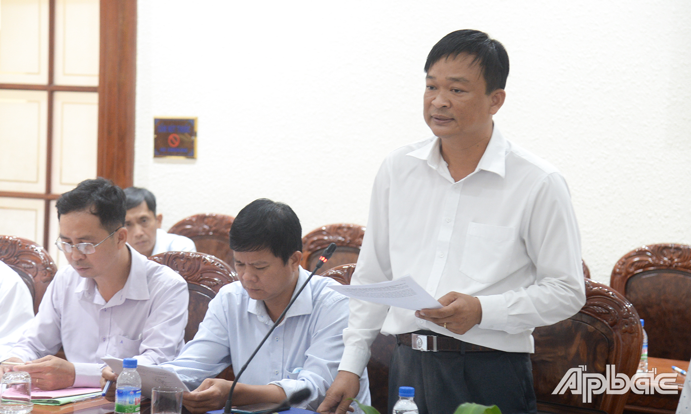 Ngành chức năng TX. Cai Lậy giải đáp thắc mắc của các hộ.