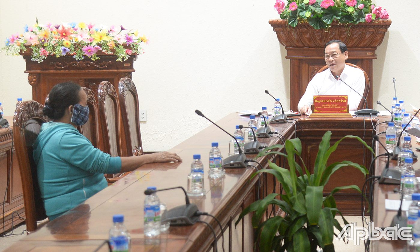 Đồng chí Nguyễn Văn Vĩnh tiếp bà Võ Thị Lệ.