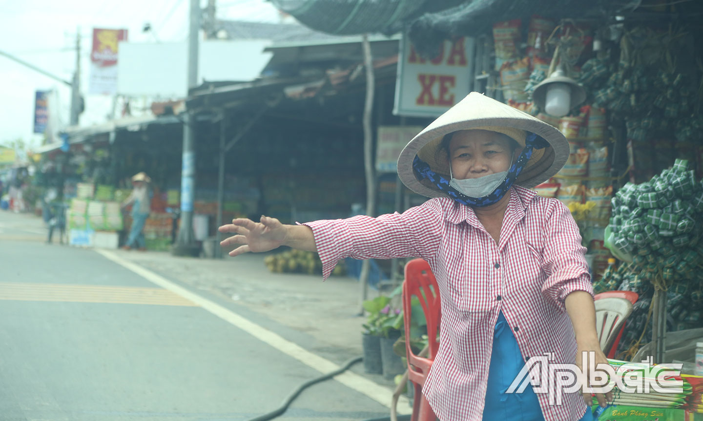 Các hộ kinh doanh lao thẳng ra đường chèo kéo khách.