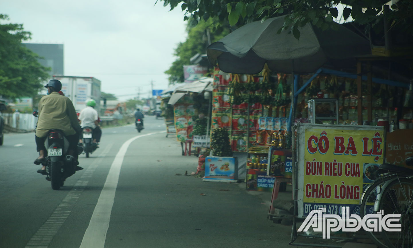 Hàng quán, sạc lấn chiếm lòng lề đường.