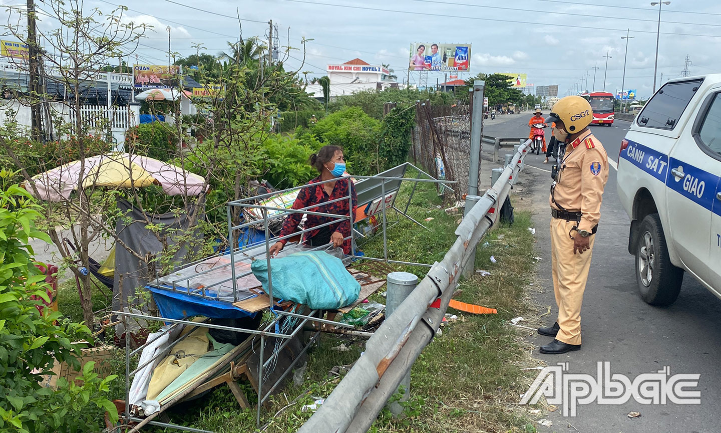 Lực lượng chức năng tiếp tục xử lý, tháo dỡ.