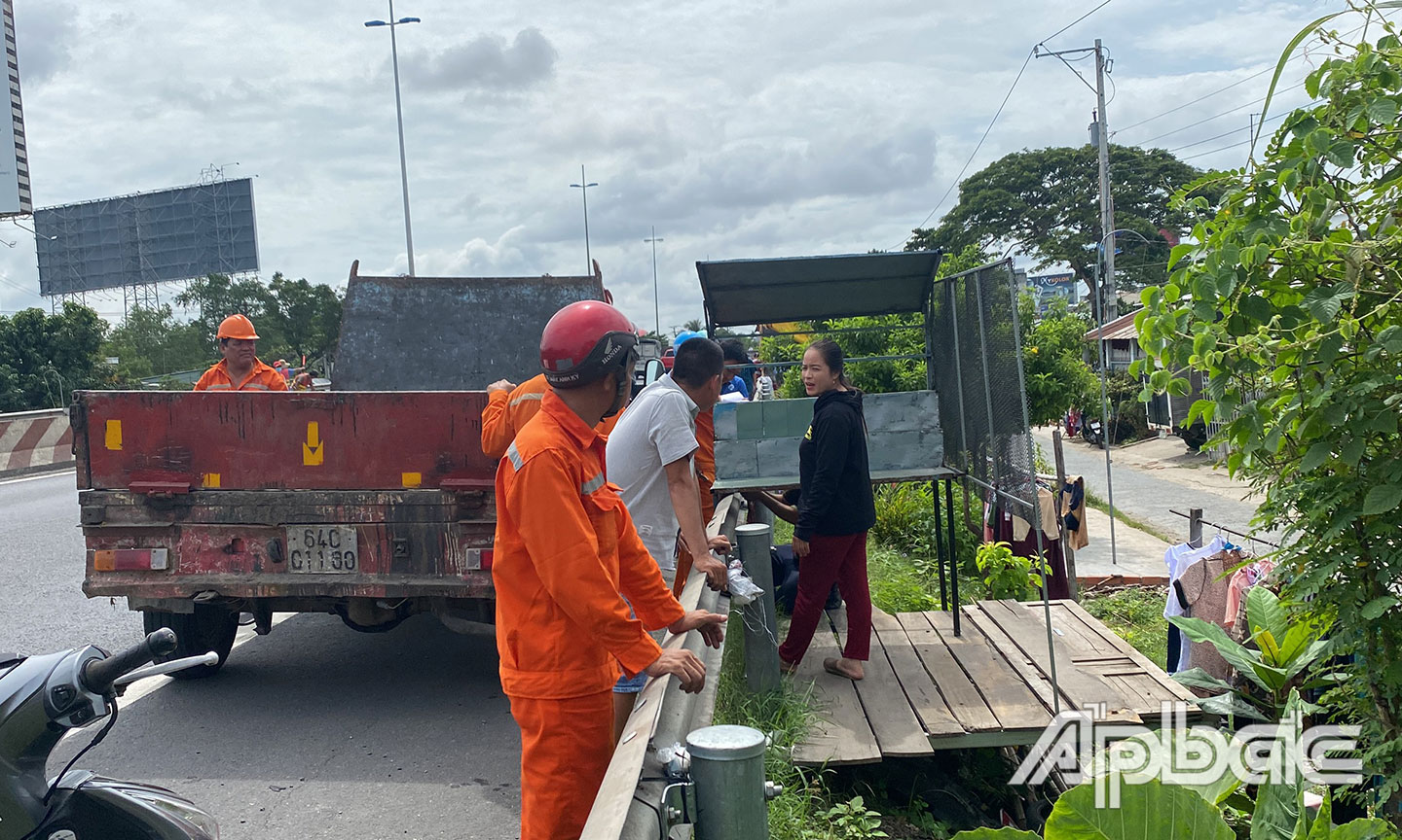 Nhiều kiot không người trong coi được lực lượng chức năng tháo dỡ về UBND xã.