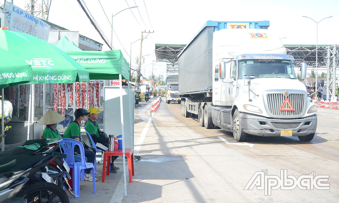 Tại đây cũng bố tri điểm dán thu phí không dừng.