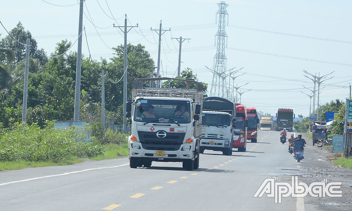 Lưu lượng phương tiện khá đông.