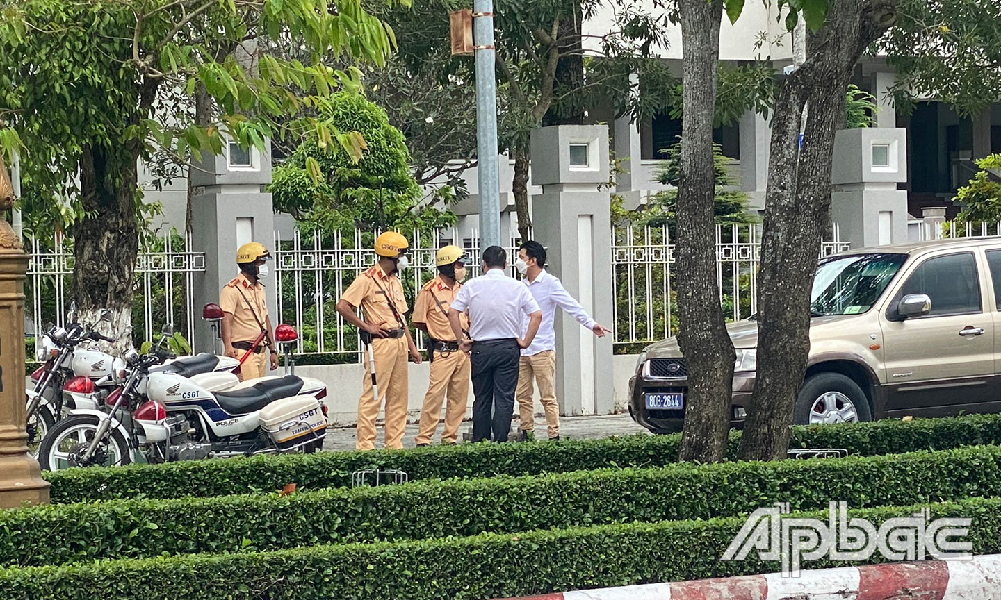 Xe ô tô bị lực lượng CSGT Mỹ Tho chặn dừng kiểm tra trên đường 30-4.