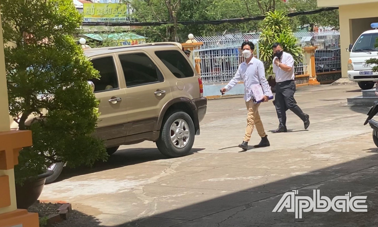 Tài xế và vị luật sư lên xe biển số ra về t