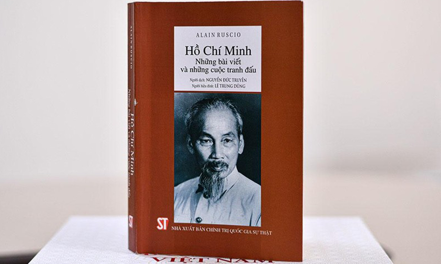 Cuốn “Hồ Chí Minh: Những bài viết và những cuộc tranh đấu”. (Ảnh: Ban tổ chức giải cung cấp)