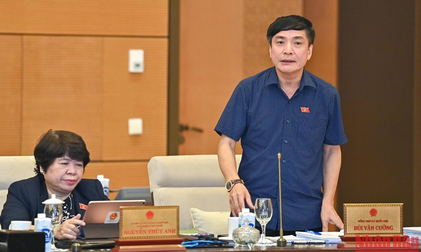 Tổng Thư ký Quốc hội, Chủ nhiệm Văn phòng Quốc hội Bùi Văn Cường phát biểu ý kiến tại phiên họp.