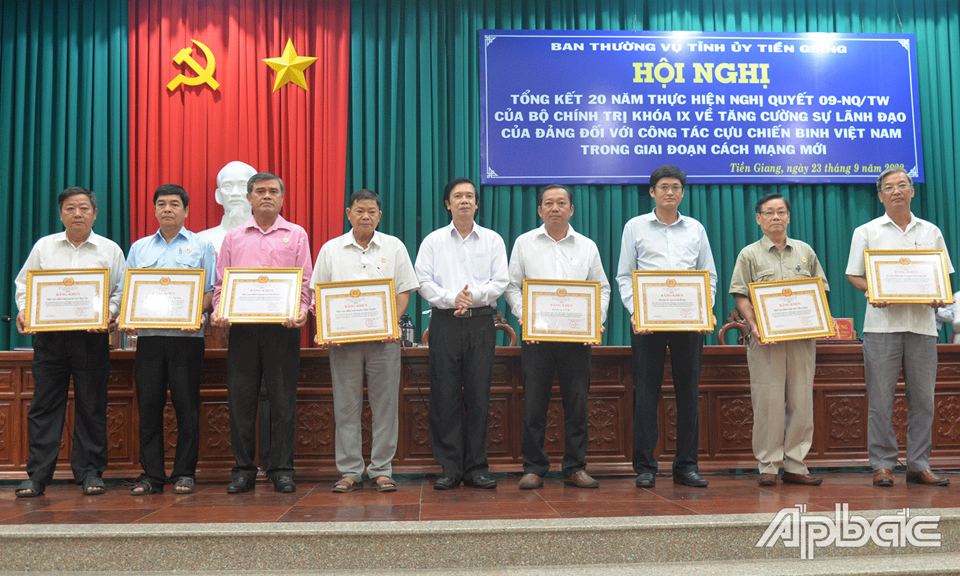 Bí thư Tỉnh ủy Nguyễn Văn Danh khen thưởng các tập thể.