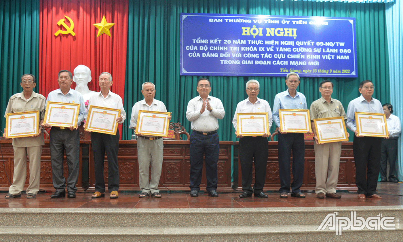 Phó Bí thư thường trực Tỉnh ủy Võ Văn Bình khen thưởng các cá nhân có thành tích.