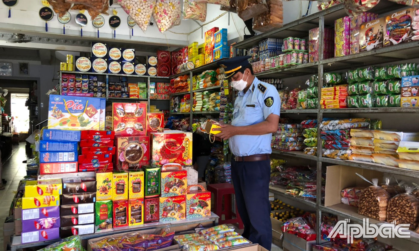 Lực lượng QLTT kiểm tra thị trường Trung thu.