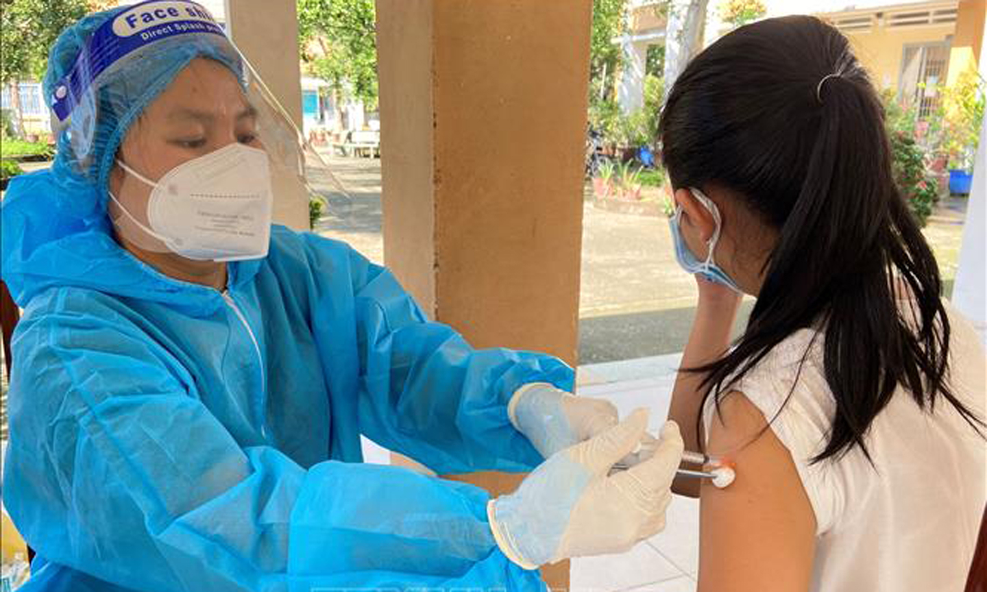 Tiêm vaccine COVID-19 cho trẻ em trên địa bàn tỉnh Long An. Ảnh tư liệu: Đức Hạnh/TTXVN