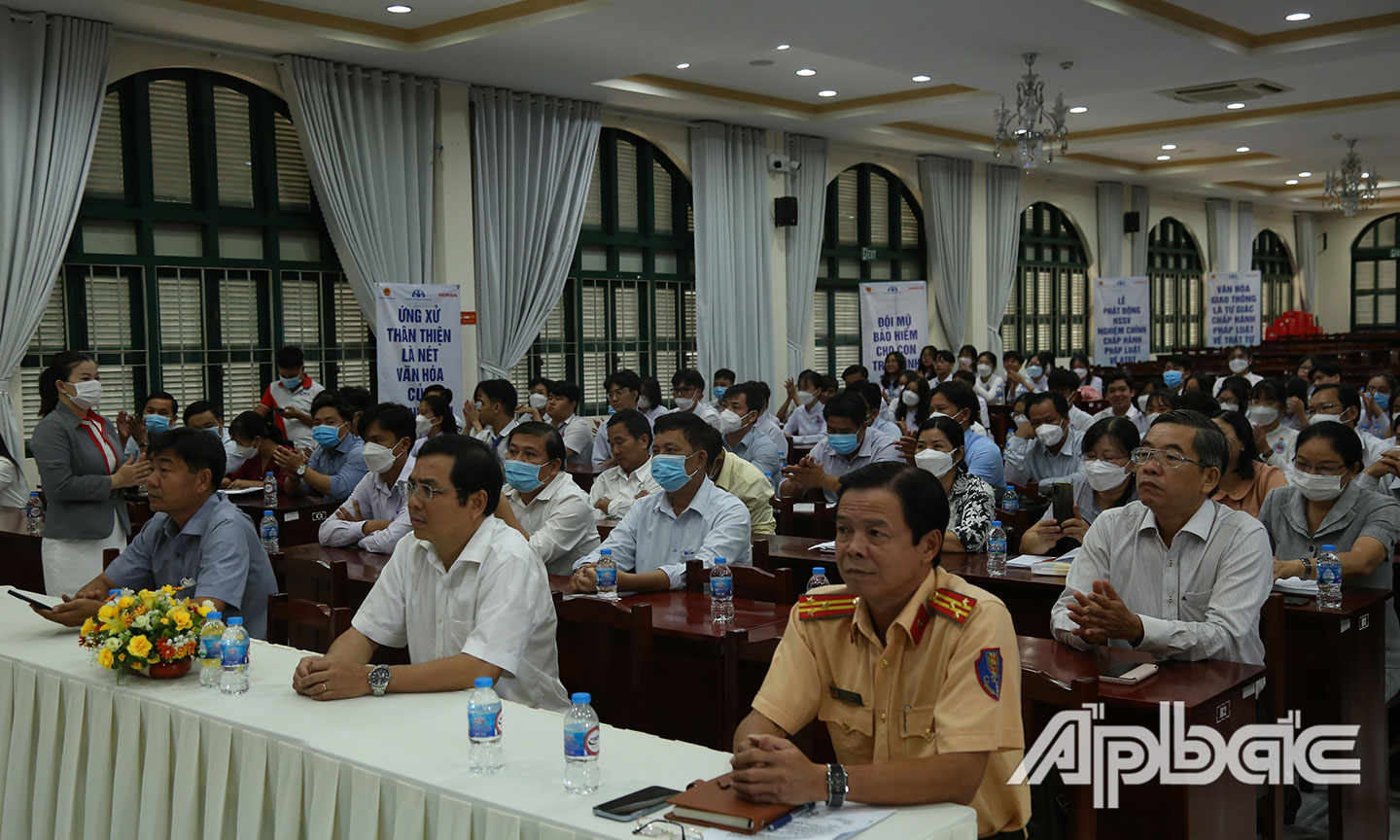 Gần 100 học sinh và các đại biểu tham dự.