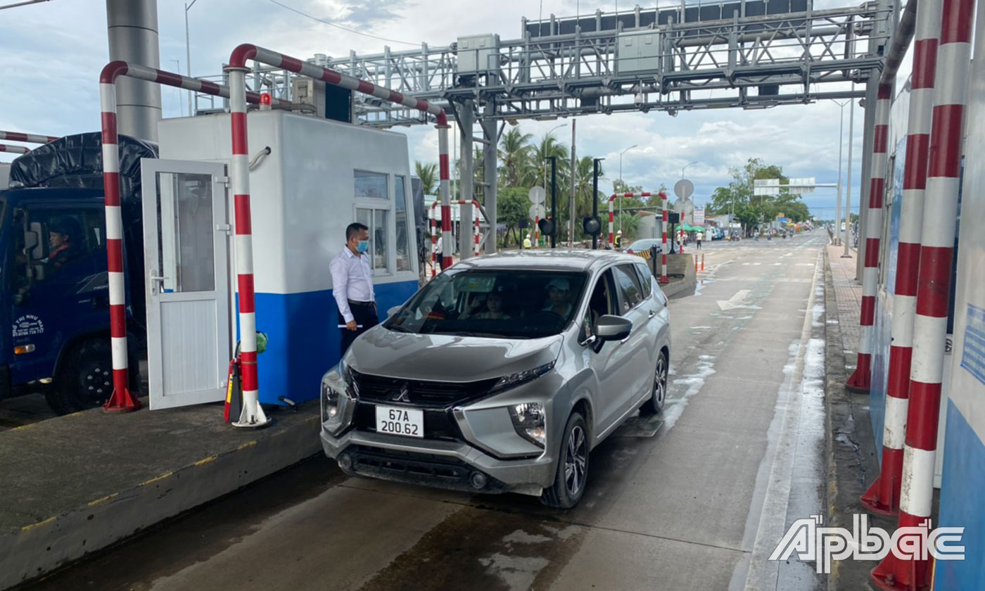 Các phương tiện qua trạm thu phí.