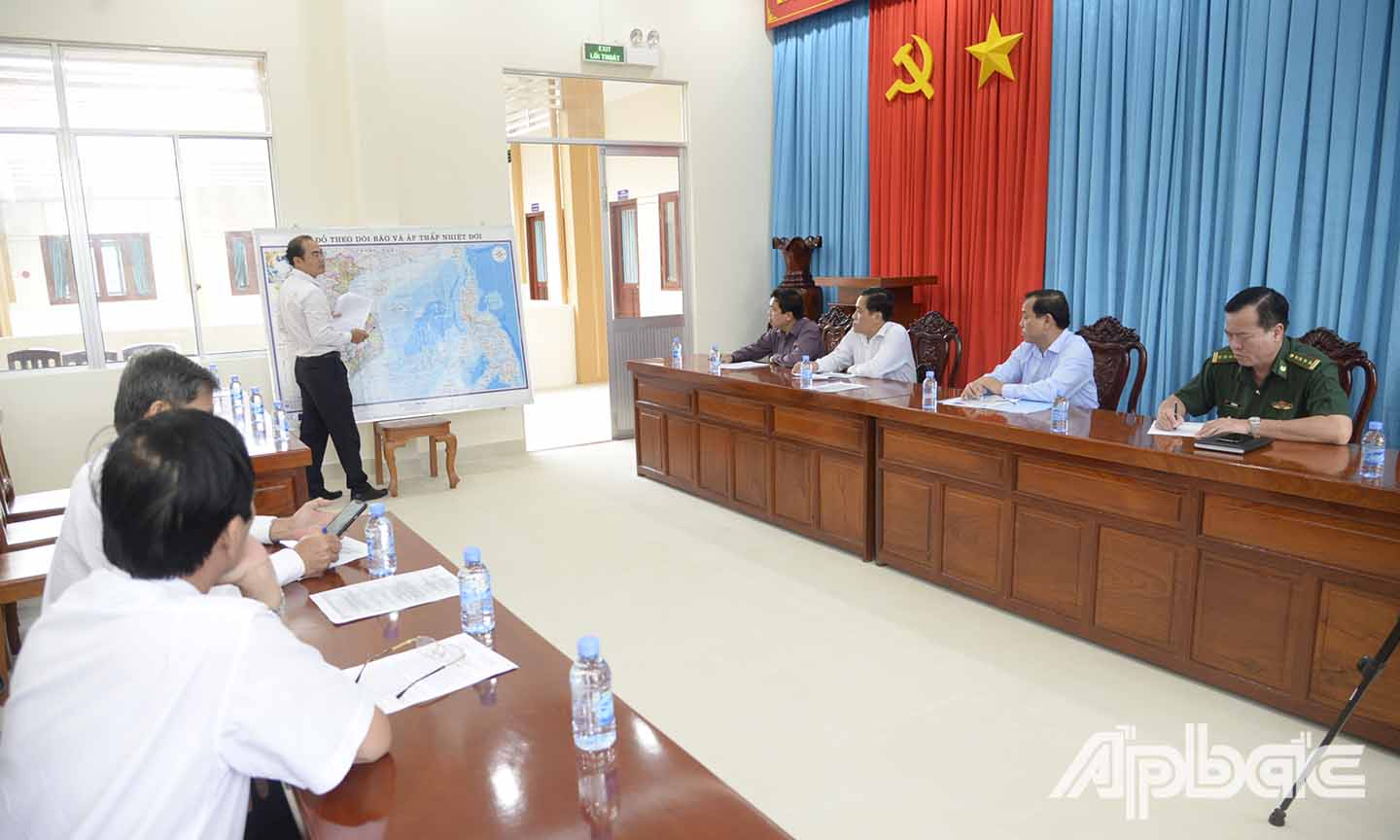 Các đại biểu nghe cập nhật và dự đoán diễn biến của bão Noru.