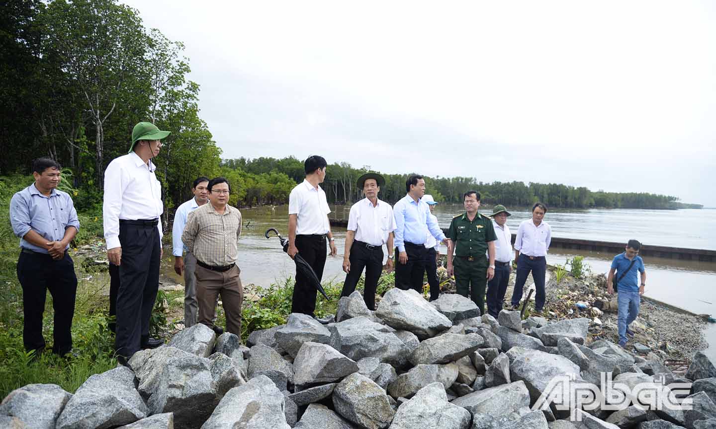 Đồng chí Nguyễn Văn Vĩnh kiểm tra đê biển đoạn gần cửa Soài Rạp.