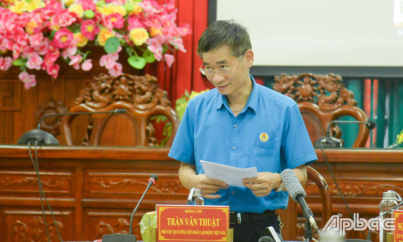Phó Chủ tịch Tổng LĐLĐ Việt Nam Trần Văn Thuật phát biểu tại buổi làm việc.