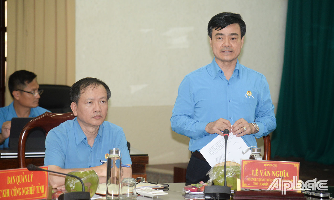 , Trưởng Ban Quản lý dự án thiết chế Công đoàn - Tổng LĐLĐ Việt Nam Lê Văn Nghĩa báo cáo về Dự án thiết kế Công đoàn tại Tiền Giang.