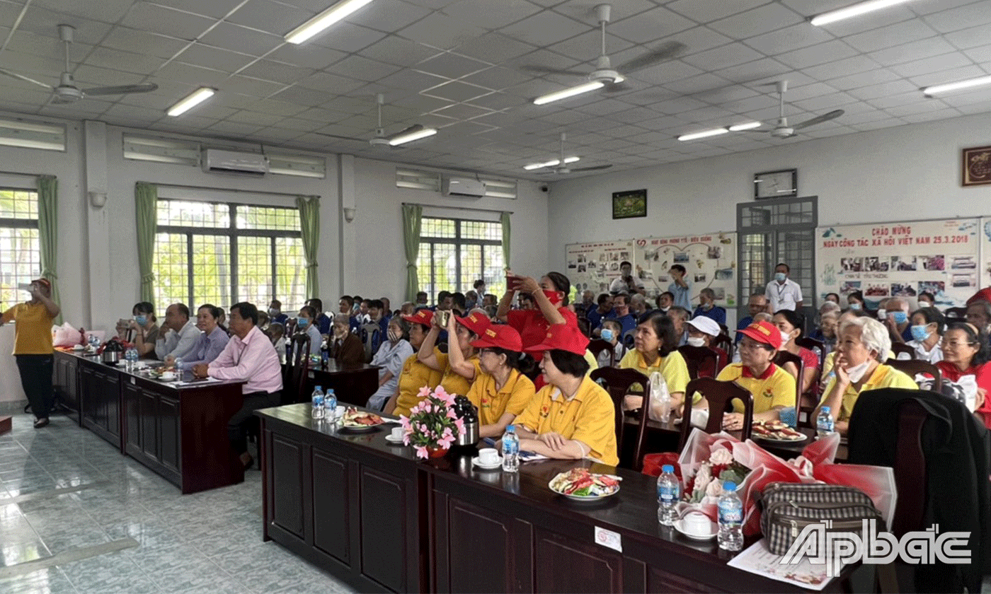 Quang cảnh buổi họp mặt.