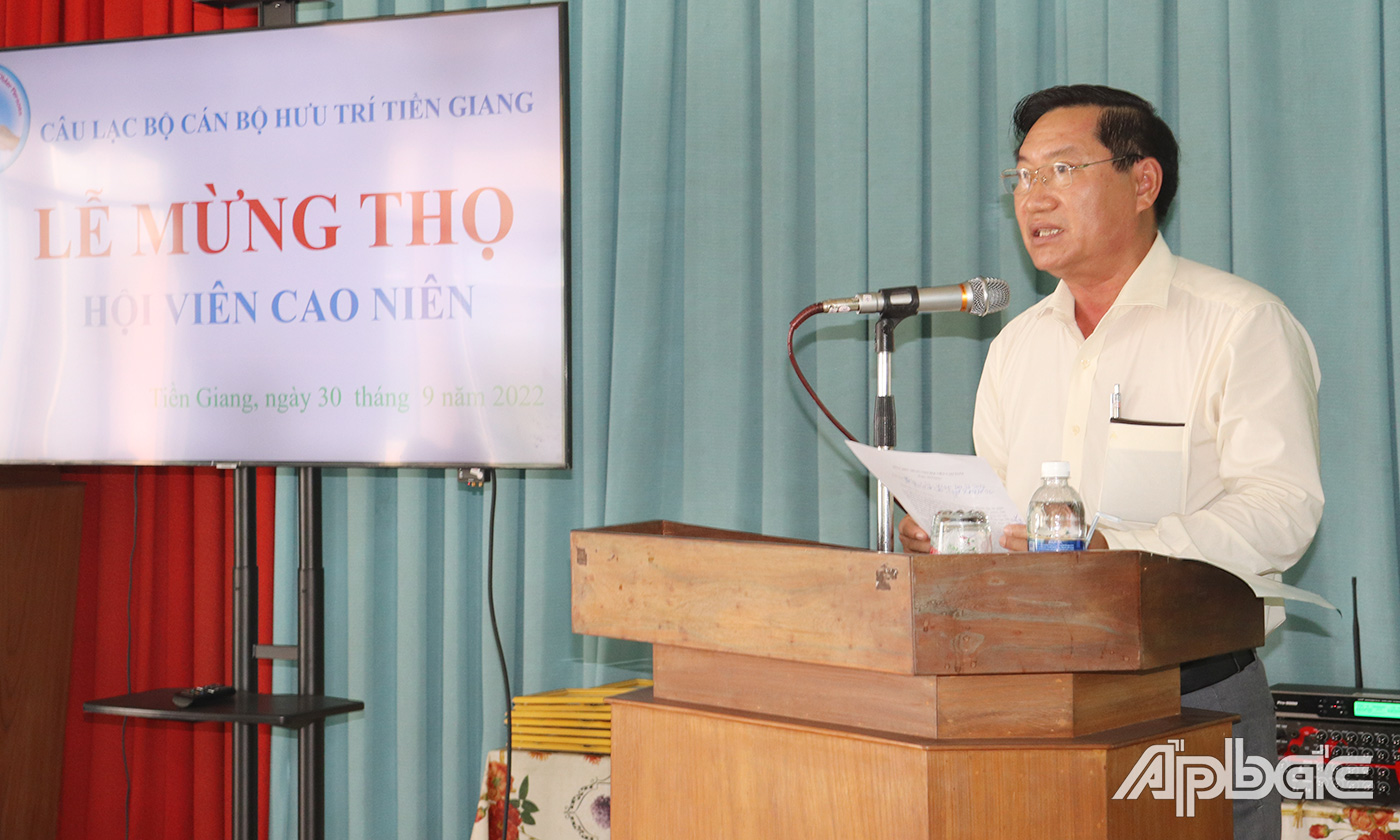 Đồng chí Đặng Thanh Liêm, Chủ nhiệm Câu lạc bộ hưu trí tỉnh Tiền Giang phát biểu chúc mừng các hội viên trong lễ mừng thọ.