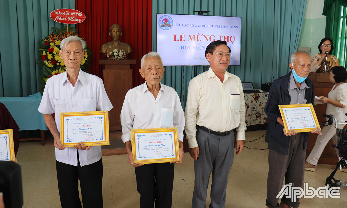 Trao tặng các quyết định và tiền mừng thọ cho các hội viên trên 85 tuổi. 
