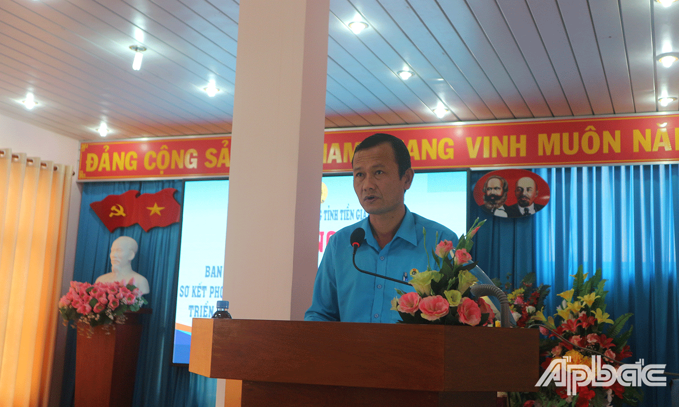 đồng chí Hoàng Khắc Tinh Phó Chủ tịch Liên đoàn Lao động tỉnh Tiền Giang trao Chứng nhận của Tổng LĐLĐ Việt Nam cho thí sinh đạt giải Khuyến khích cuộc thi 