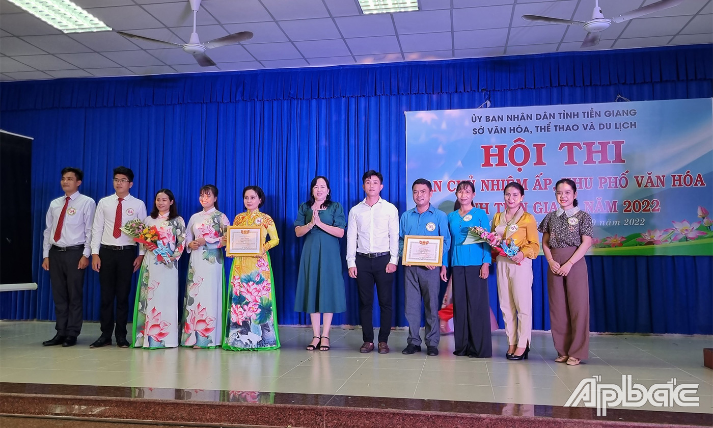 Trao Giấy khen cho các đội về Nhì