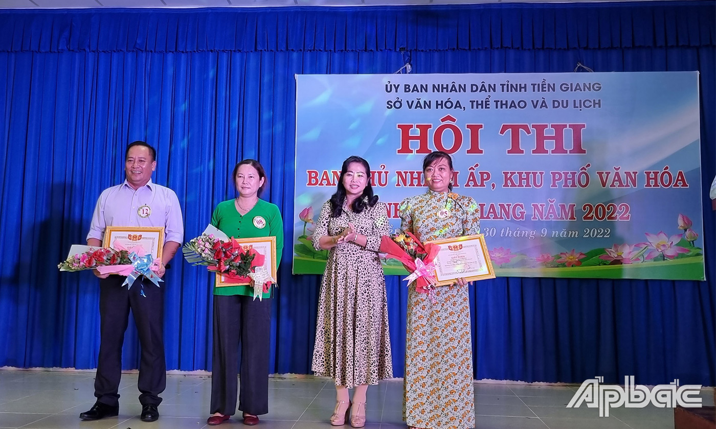 Trao Giấy khen cho các đội về bA