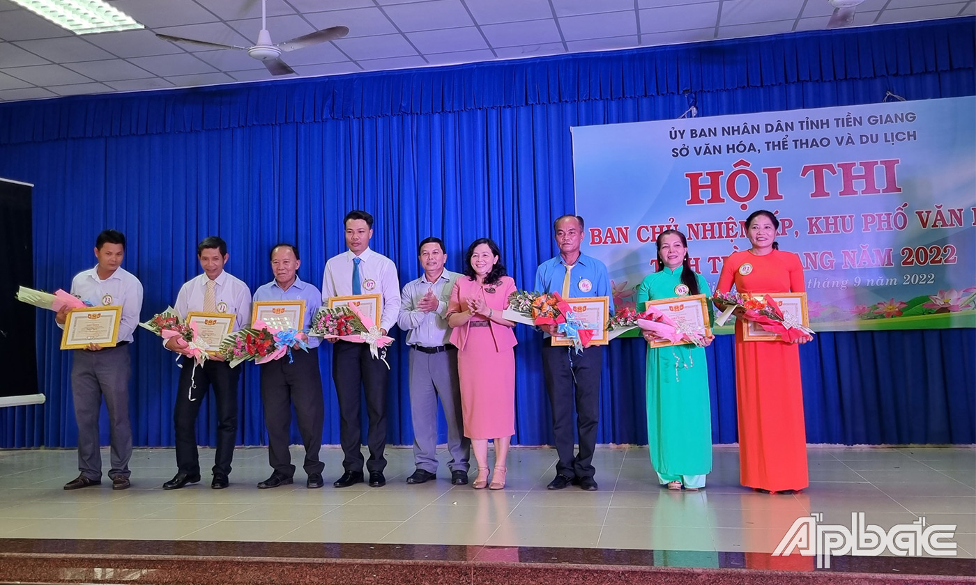 Trao Giấy khen cho các đội Khuyến K