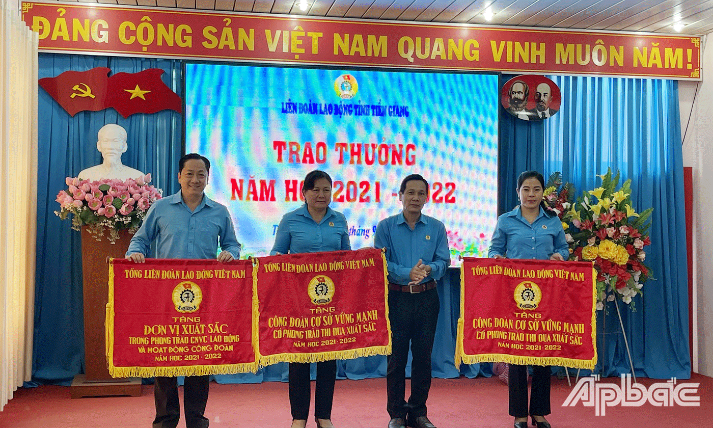 Liên đoàn Lao động tỉnh Tiền Giang đã tặng Cờ thi đua của Tổng Liên đoàn Lao động Việt Nam cho 3 tập thể  