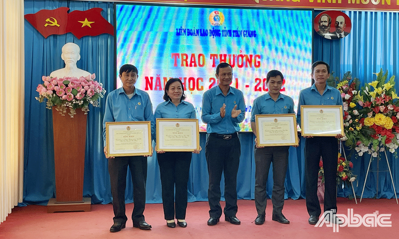 4 tập thể nhận Bằng khen của Tổng Liên đoàn trao Bằng khen toàn diện năm học 2021-2022 của Tổng Liên đoàn cho 4 tập thể