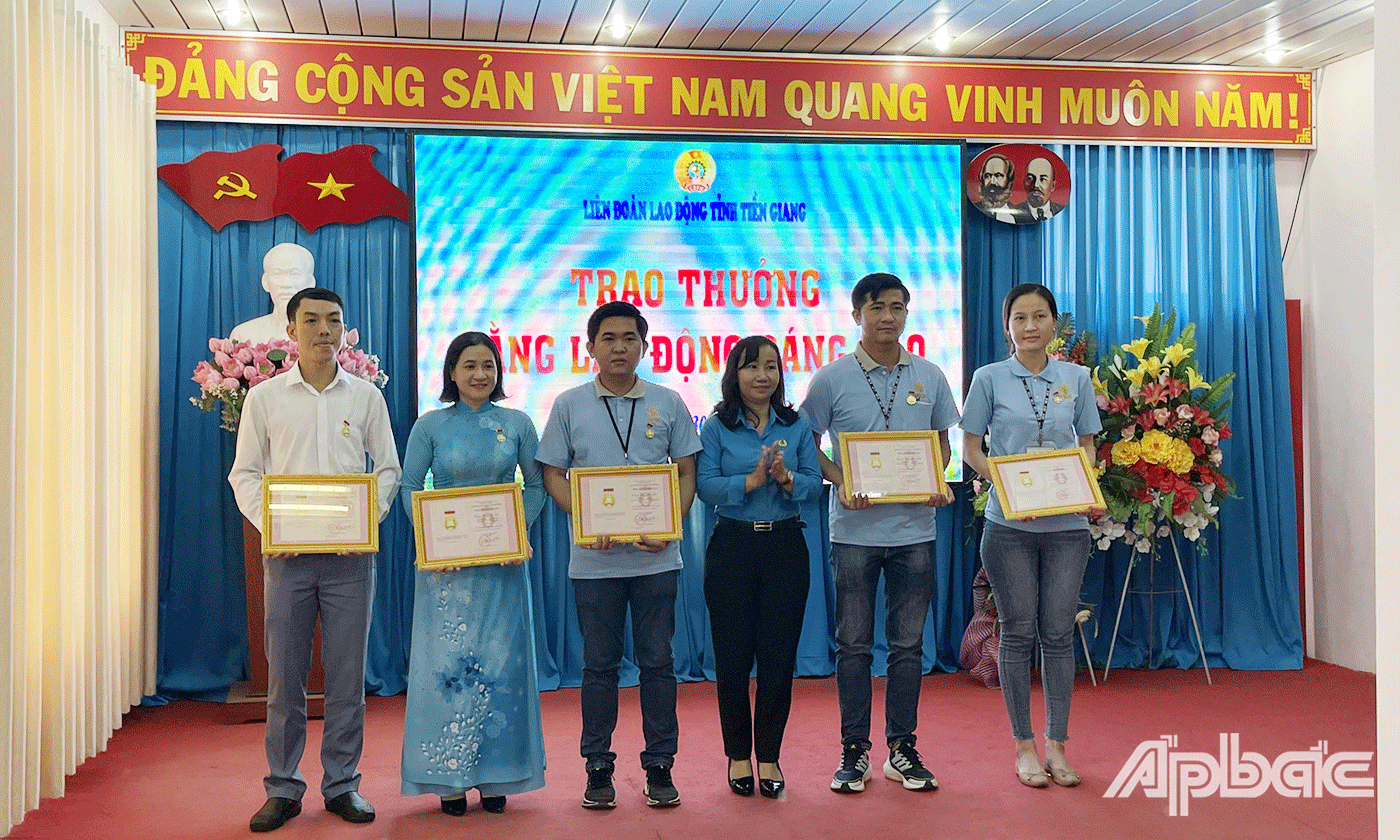 Trao thưởng Bằng Lao động sáng tạo của Tổng Liên đoàn cho 10 cá nhân