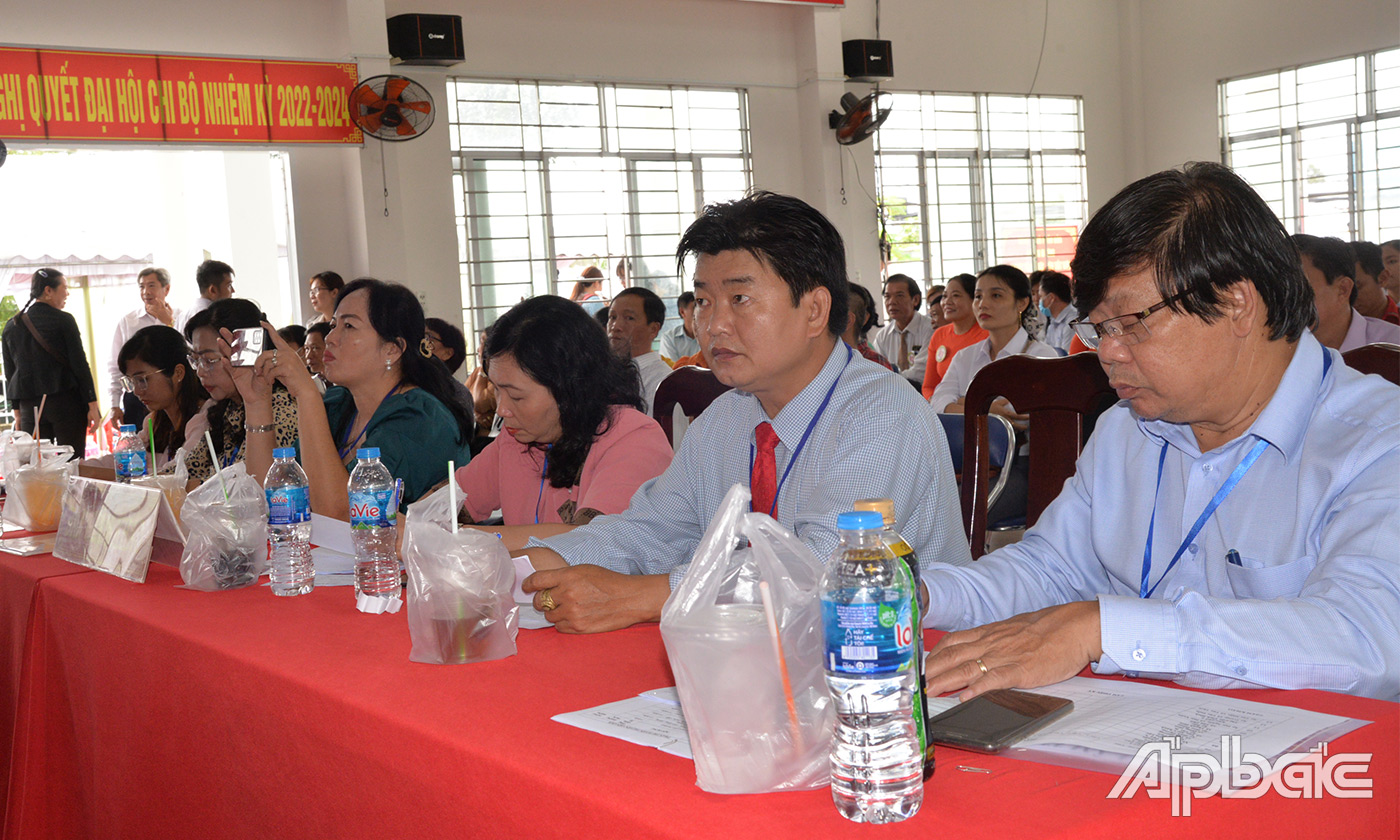 Ban giám khảo chấm điểm các đội