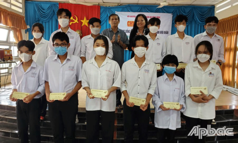 Huyện Gò Công Đông: Trao 65 suất học bổng cho học sinh THPT có hoàn cảnh khó khăn