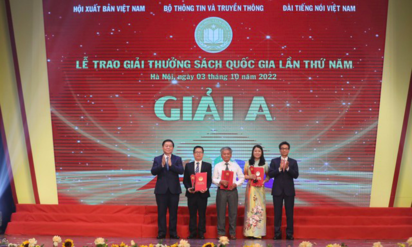 Trưởng Ban Tuyên giáo Trung ương Nguyễn Trọng Nghĩa; Phó Thủ tướng Vũ Đức Đam trao Giải A, Giải thưởng Sách quốc gia lần thứ năm cho tác phẩm 