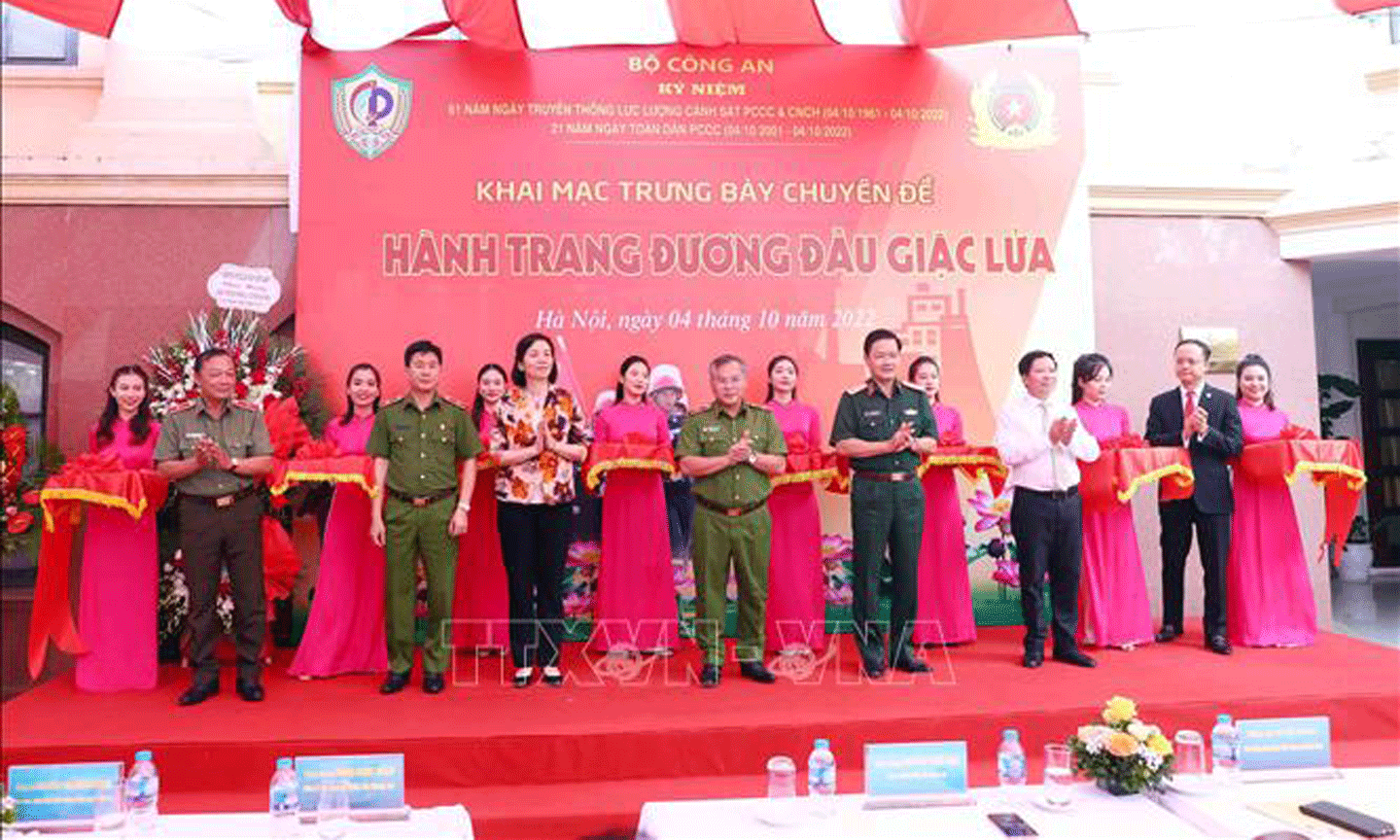 Các đại biểu thực hiện nghi thức cắt băng khai mạc Trưng bày chuyên đề 