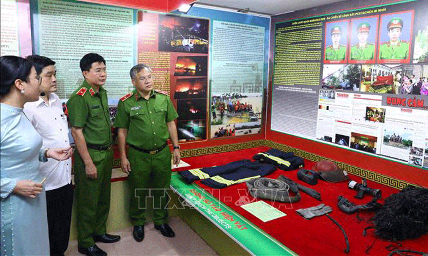 Các đại biểu tham quan Trưng bày chuyên đề 