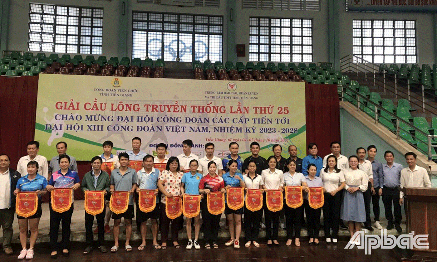 Ban tổ chức trao Cờ lưu niệm cho các đội tham gia thi đấu