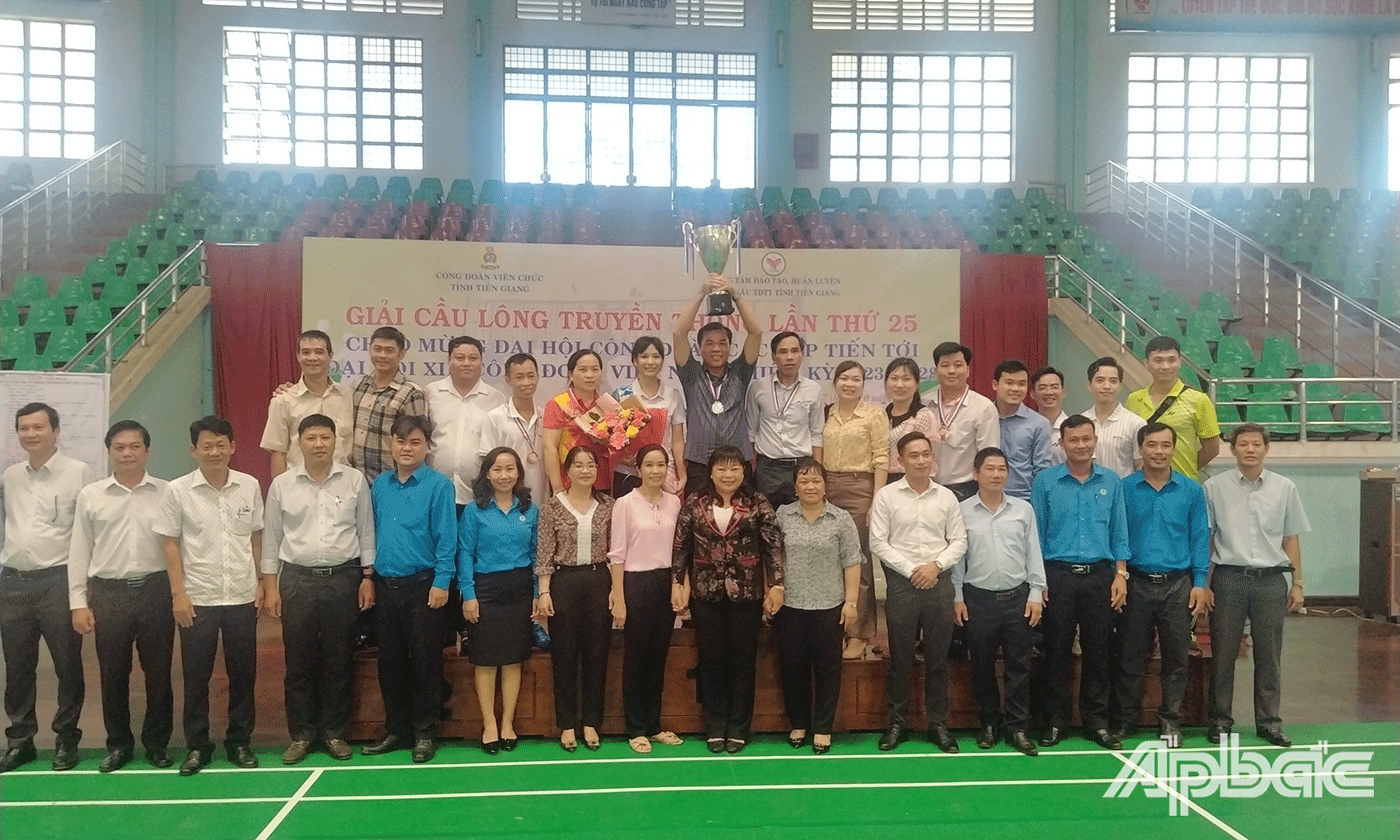 Ban tổ chức trao giải cho đội Nhất toàn đoàn cho đội Cục Thống kê tỉnh Tiền Giang