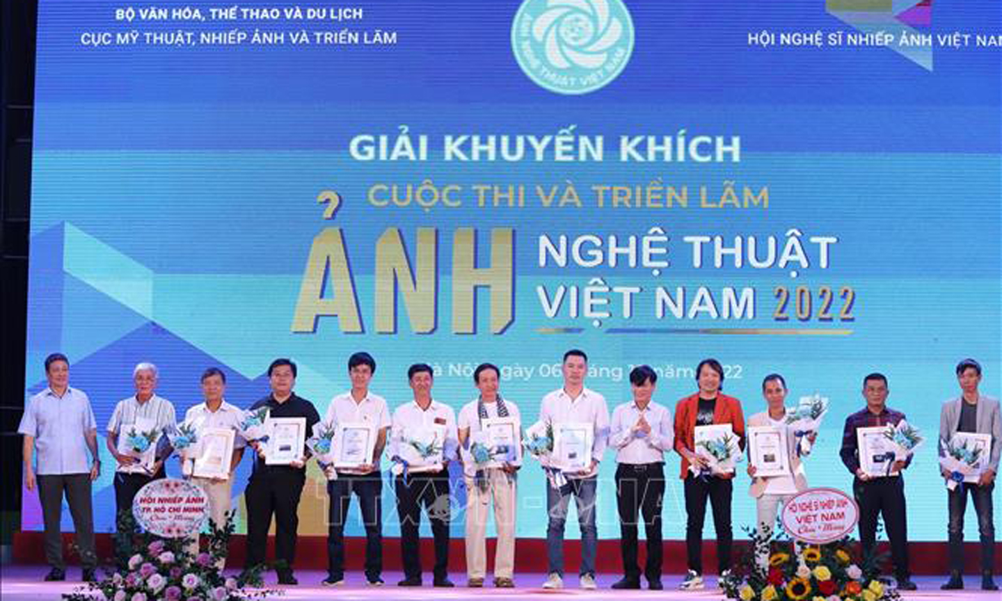 Các tác giả nhận giải Khuyến khích. Ảnh: Hoàng Hiếu/TTXVN
