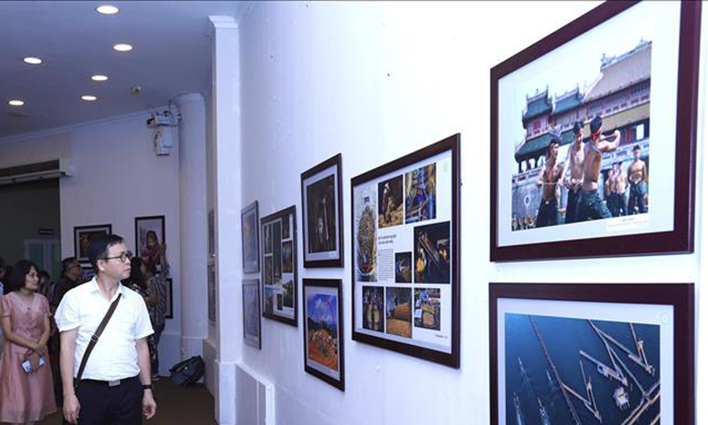 Khách tham quan triển lãm. Ảnh: Hoàng Hiếu/TTXVN