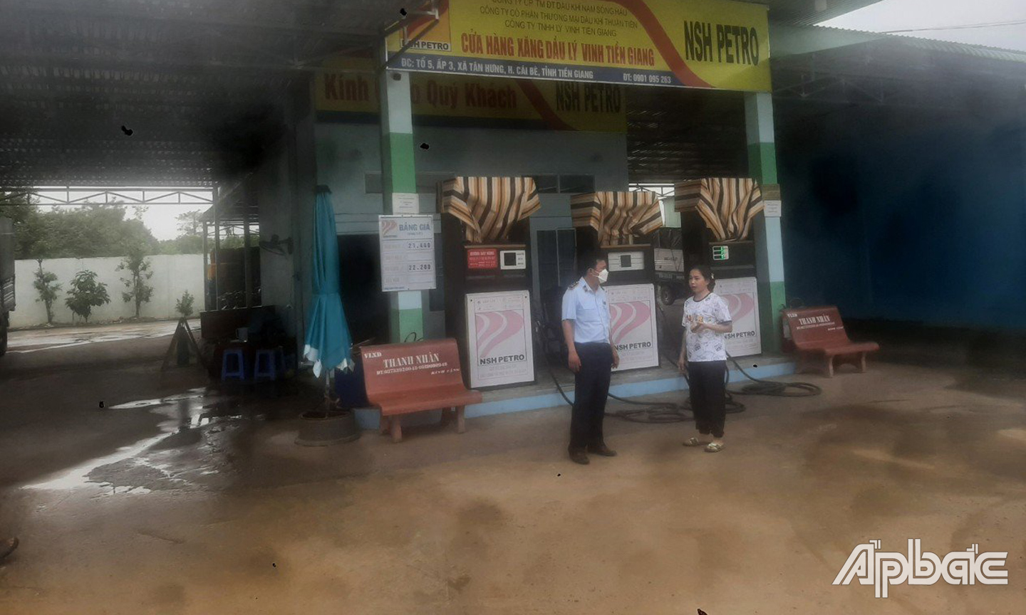 Lực lượng Quản lý thị trường kiểm tra tình hình kinh doanh xăng dầu.