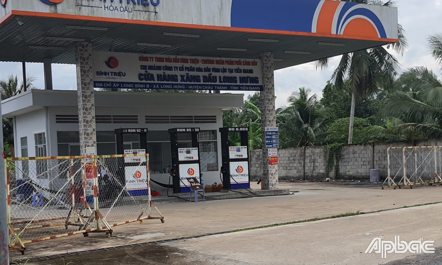 Một số cửa hàng gặp khó khăn về nguồn hàng xăng, dầu. 9Ảnh chụp chiều ngày 11-10).