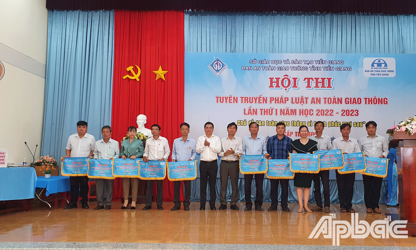 Phó Giám đốc Sở GD-ĐT Nguyễn Phương Toàn tặng cờ cho các đơn vị Phòng GD-ĐT. 