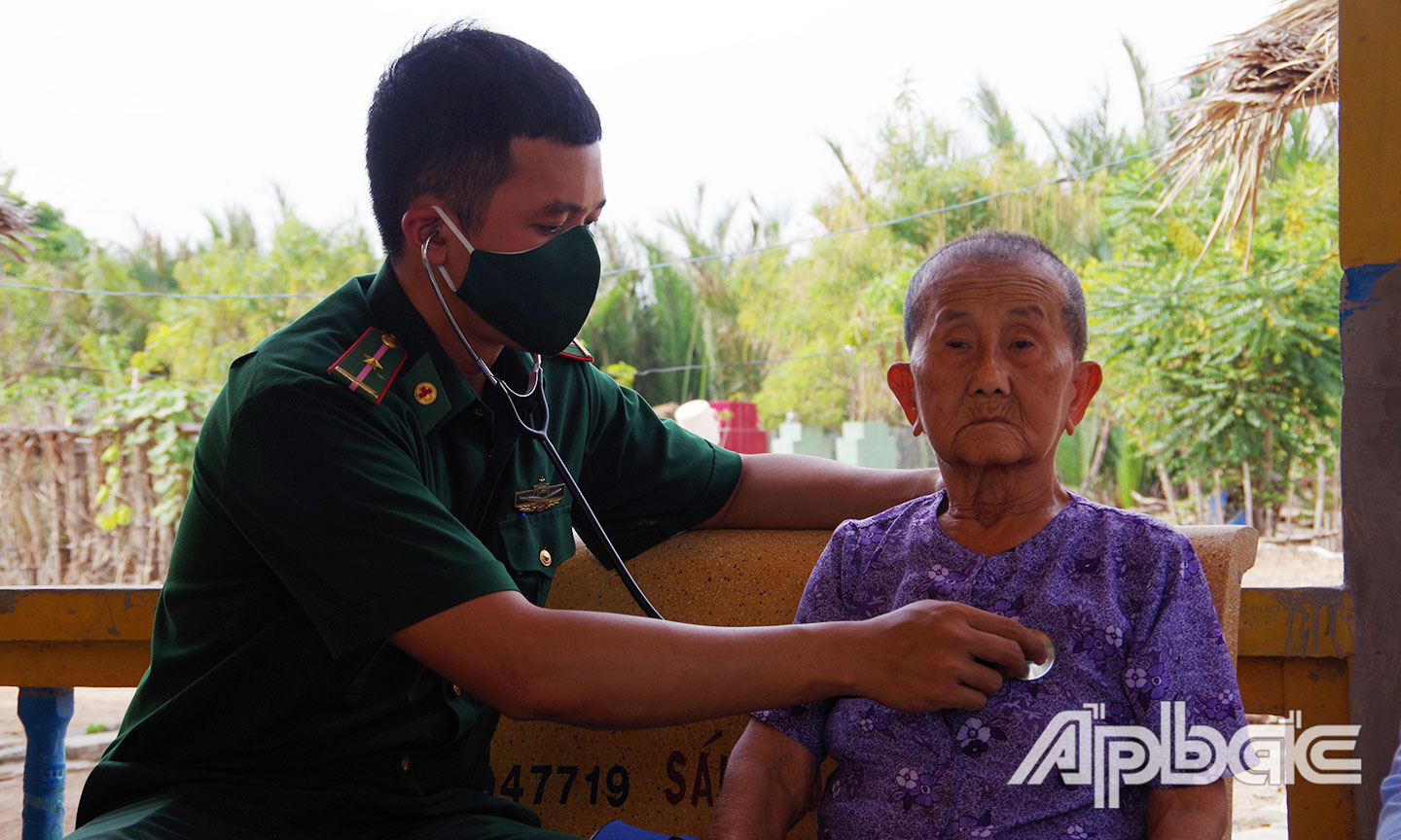 Bác sĩ quân hàm xanh thăm khám chữa bệnh.