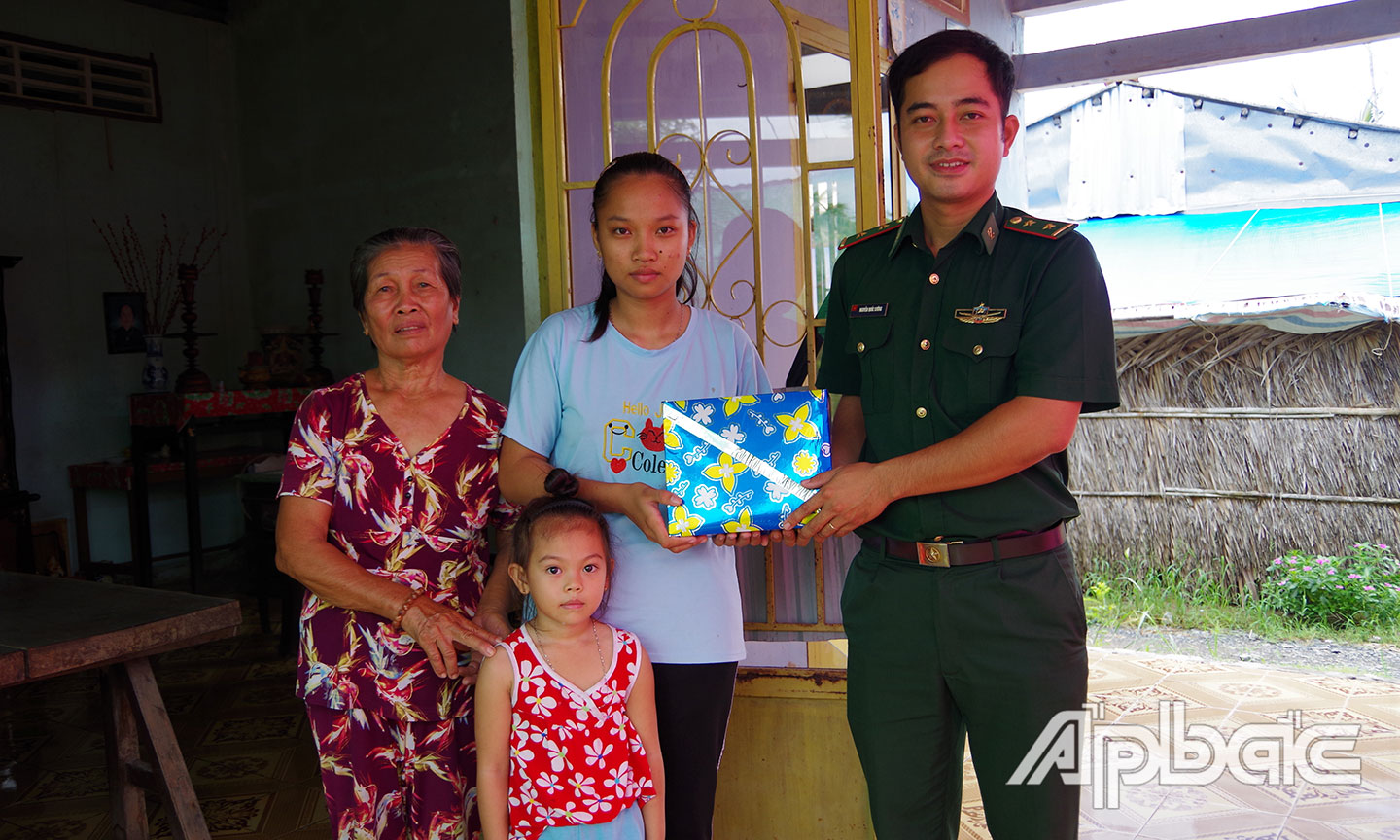 Nâng bước đến trường cùng BĐBP Tiền Giang