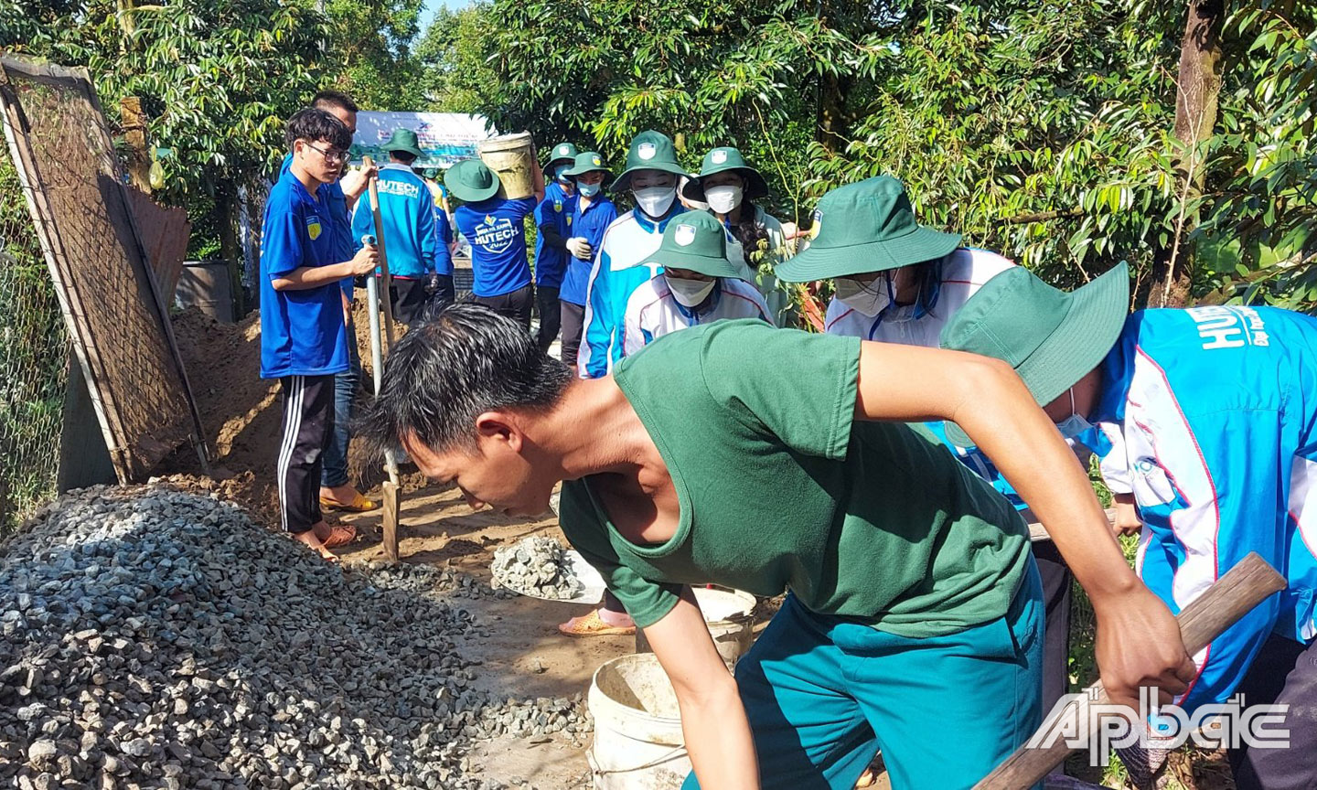 Đoàn viên, thanh niên chung tay xây dựng công trình nông thôn mới. 