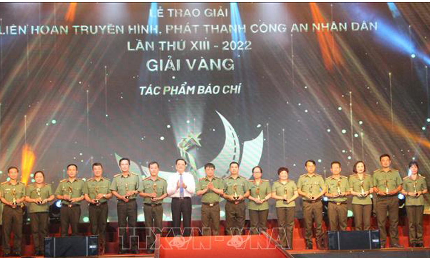 Trao giải Vàng cho các tác giả, nhóm tác giả ở nội dung Tác phẩm báo chí. 