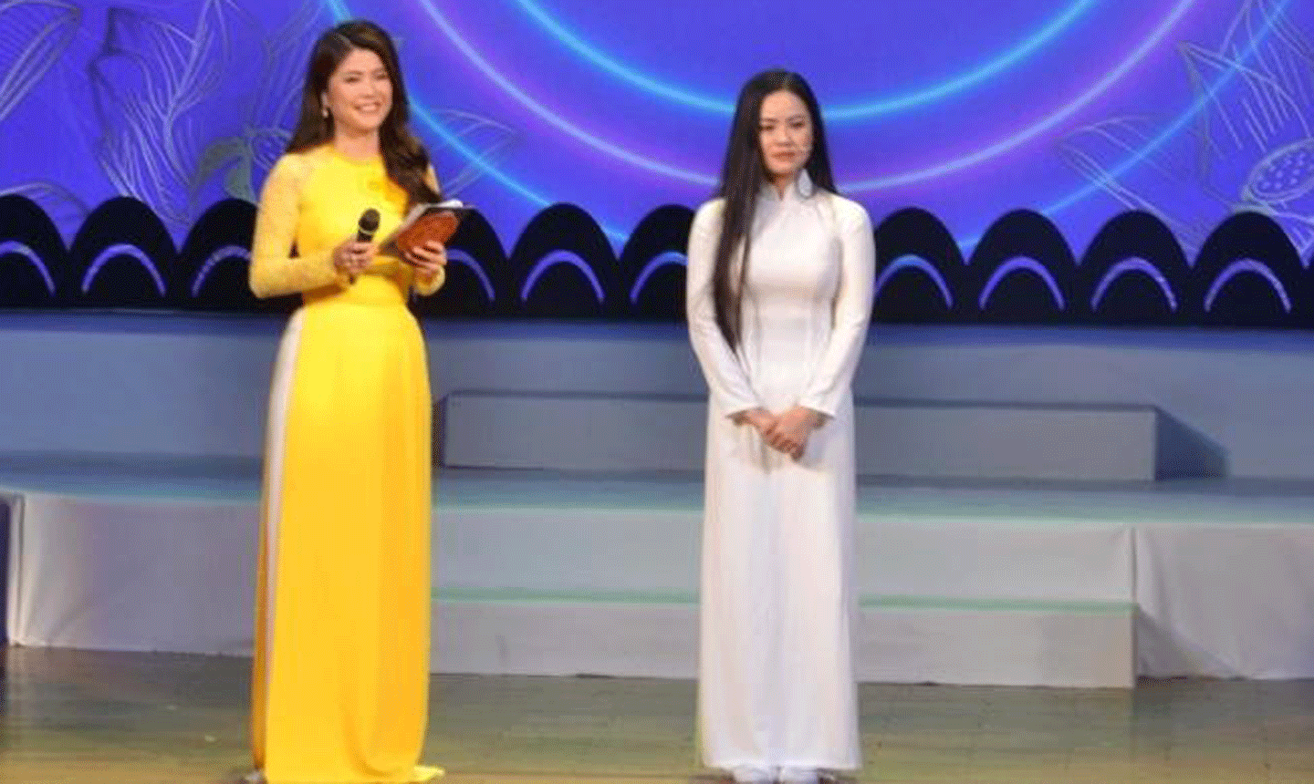 Thí sinh Võ Thị Mảnh, Trung tâm Văn hóa tỉnh Cà Mau, trả lời câu hỏi của Hội đồng giám khảo.