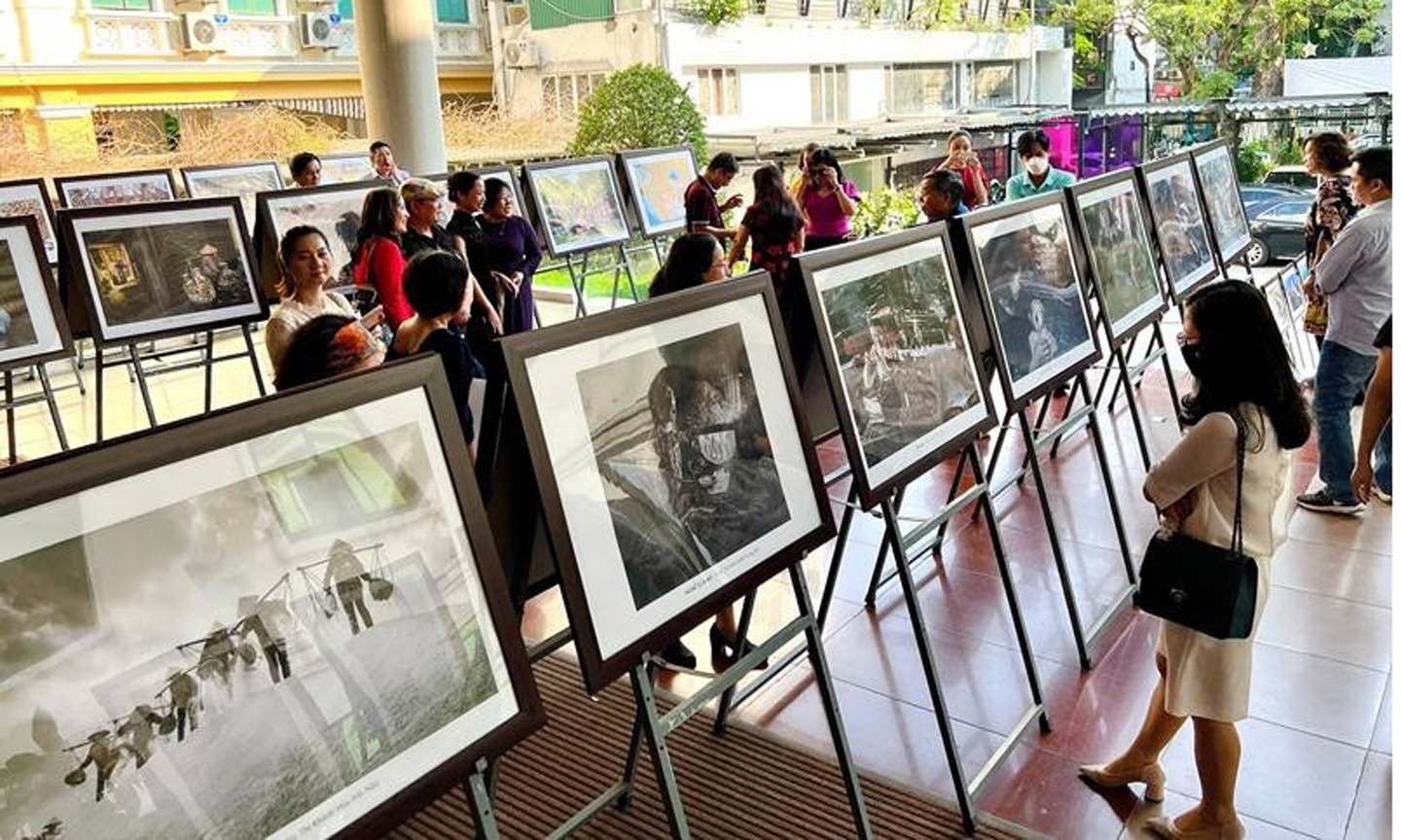 Khách tham quan triển lãm tại Bảo tàng Phụ nữ Việt Nam.